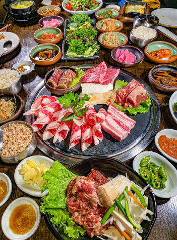 Social Dining Image 2